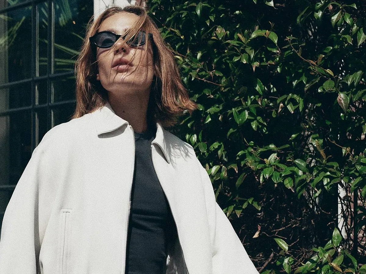 La chaqueta bomber vuelve a ser tendencia este otoño: los 10 modelos de Zara y Mango más estilosos y que combinan con mocasines