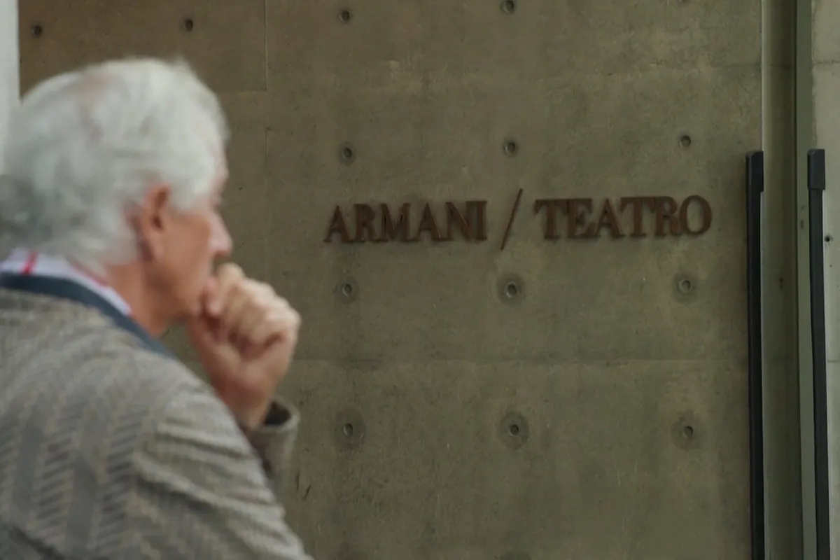 Cientos de personas acuden al Teatro Armani de Milán para despedir al diseñador
