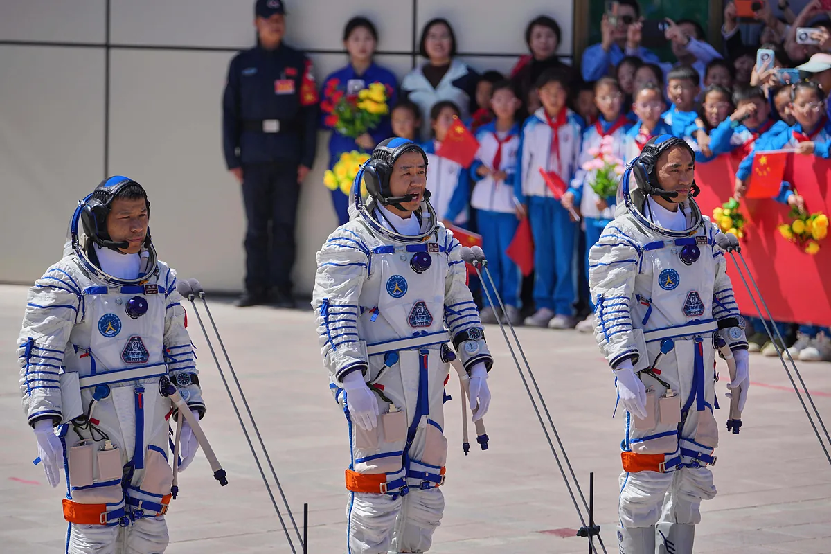 Chinese Astronauts Stranded: Space Debris Incident