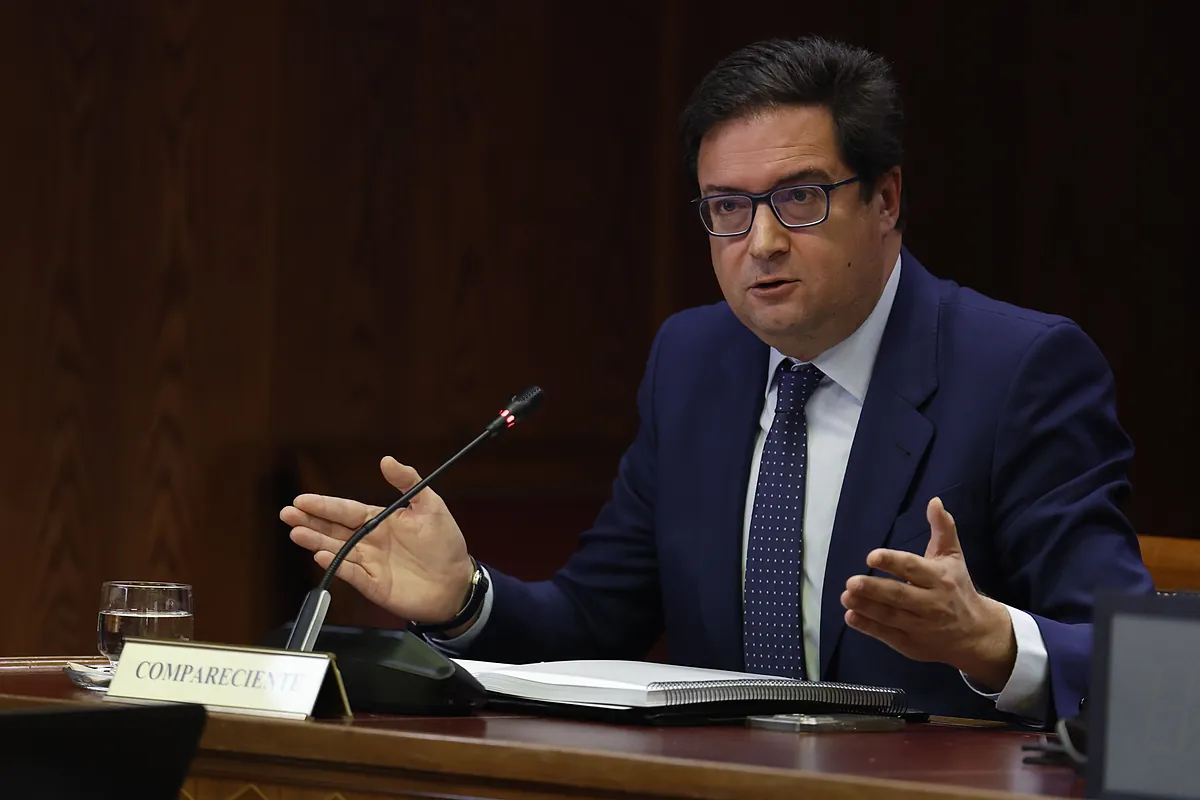 Óscar López se enfrenta a los senadores y afirma no haber tenido "nunca, jamás" conocimiento de fiestas de Ábalos en Paradores