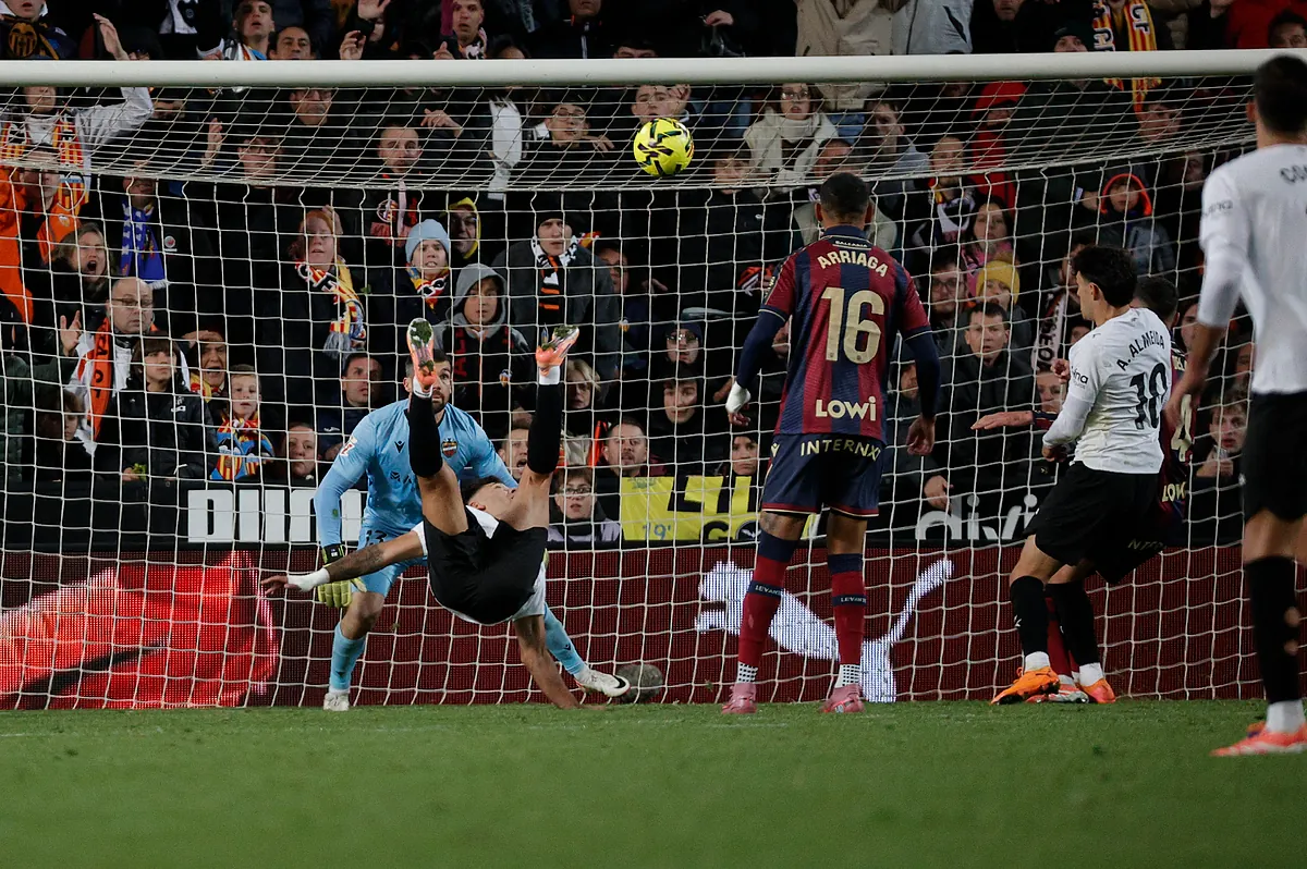 Una chilena de Hugo Duro resuelve para el Valencia un derbi en el que saltaron chispas