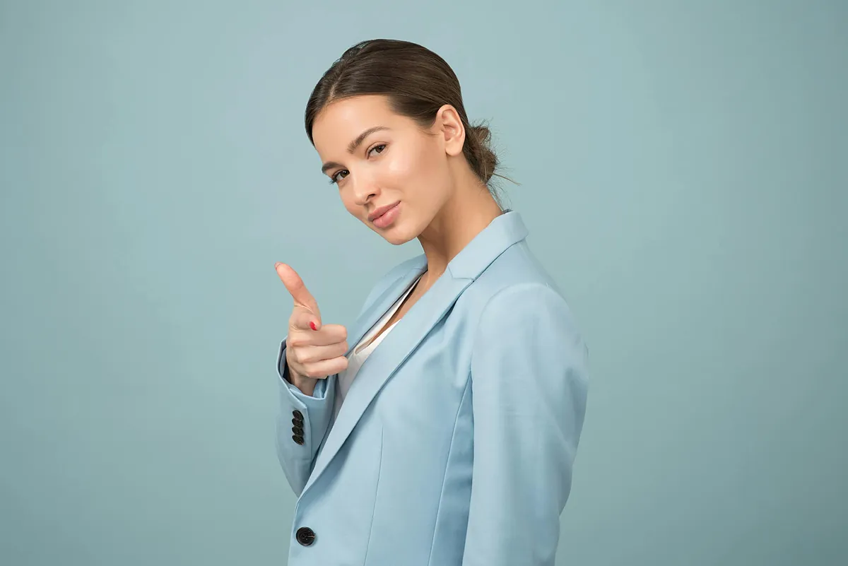 Guía para llevar un traje de chaqueta de mujer y 6 looks que te inspirarán