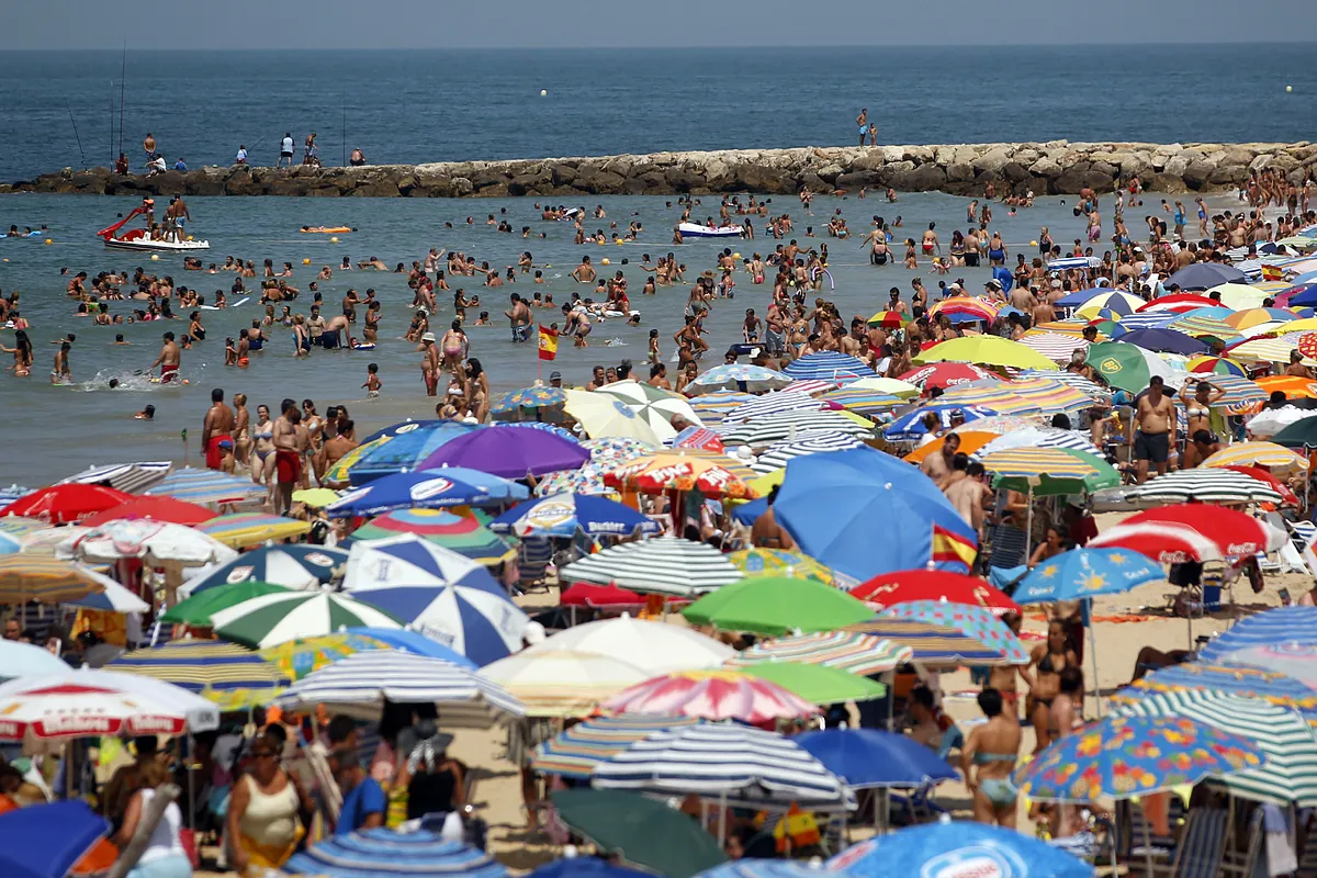 Adiós a las vacaciones y a los ahorros: los españoles sacan 3.000 millones de los bancos este verano