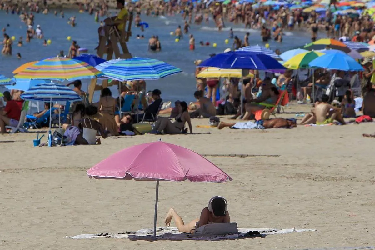 Varias playas de la Comunidad Valenciana y Granada restringen el baño por contaminación fecal