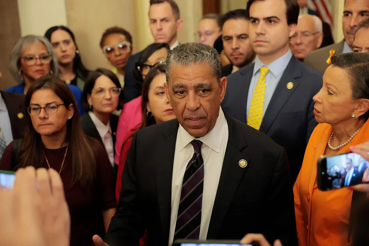 Kristi Noem'in basın toplantısında sınır dışı edilen ve kelepçelenmiş bir ABD senatörü