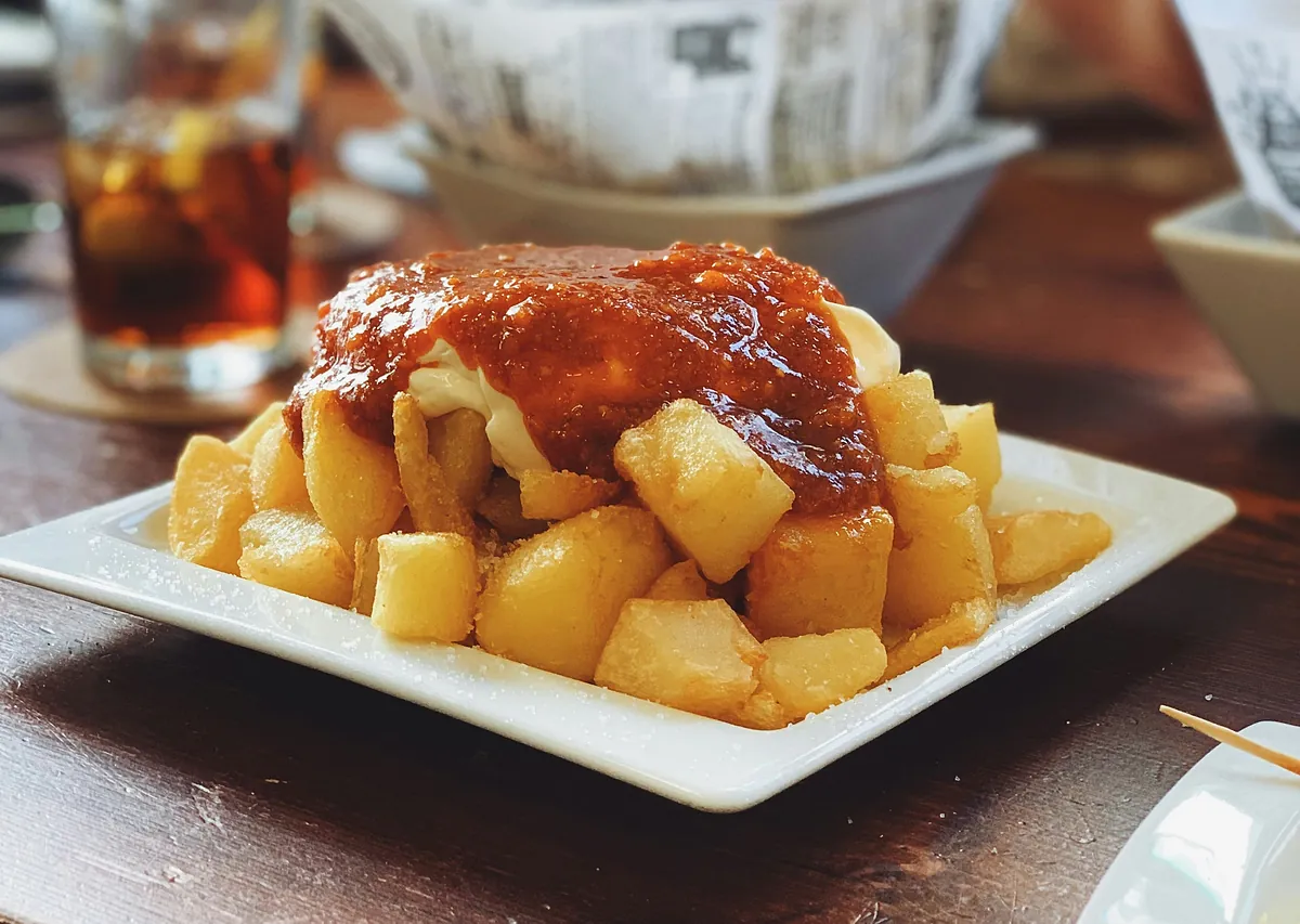 El restaurante de Madrid que tiene las mejores bravas del mundo: puedes probarlas por 9 euros en su colorido local en el centro