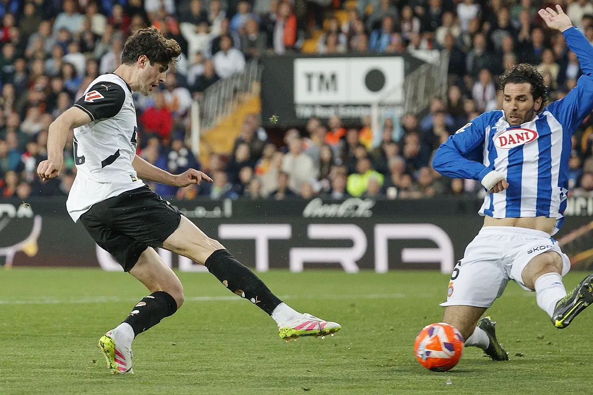 Un empate aleja del sufrimiento al Valencia y el Espanyol pero no les permite soñar