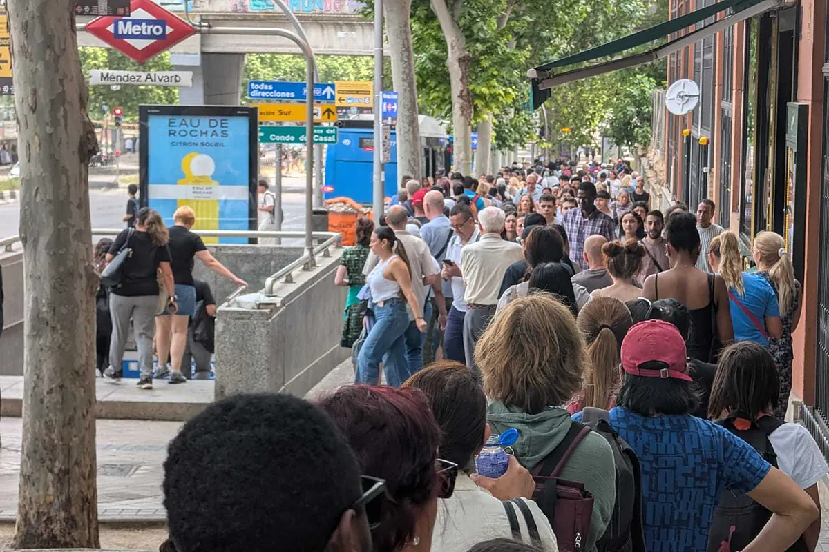El infierno de Méndez Álvaro tras el cierre de la línea 6 de Metro por obras: colas de cientos de personas a diario, aglomeraciones y un bus sustitutivo "más lento que ir a pie"