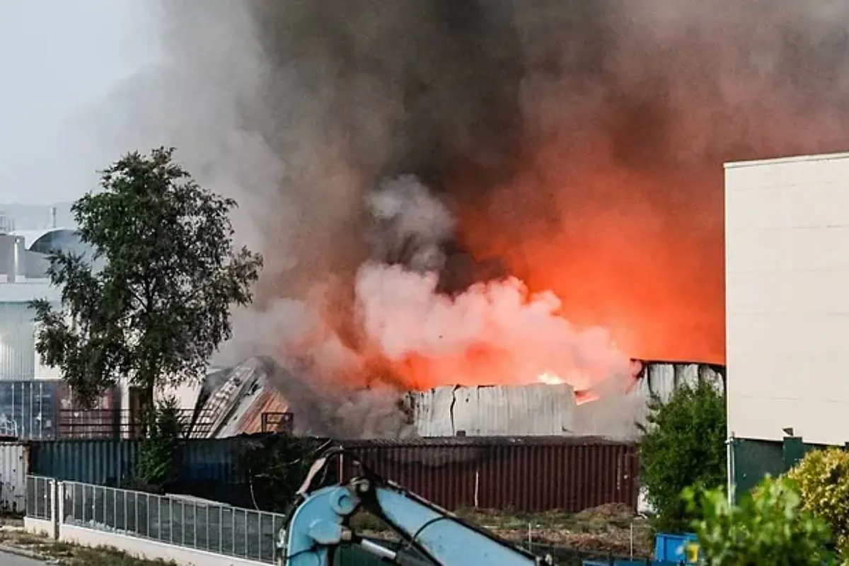 Vuelta a la normalidad en Alcalá y Meco tras el incendio en Azuqueca de Henares