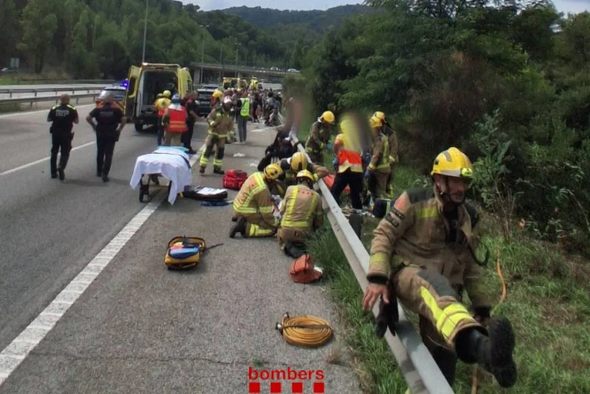 Un autocar de turistas vuelca en la autopista C-32 en Santa Susanna (Barcelona) y deja 53 heridos, dos de ellos en estado grave
