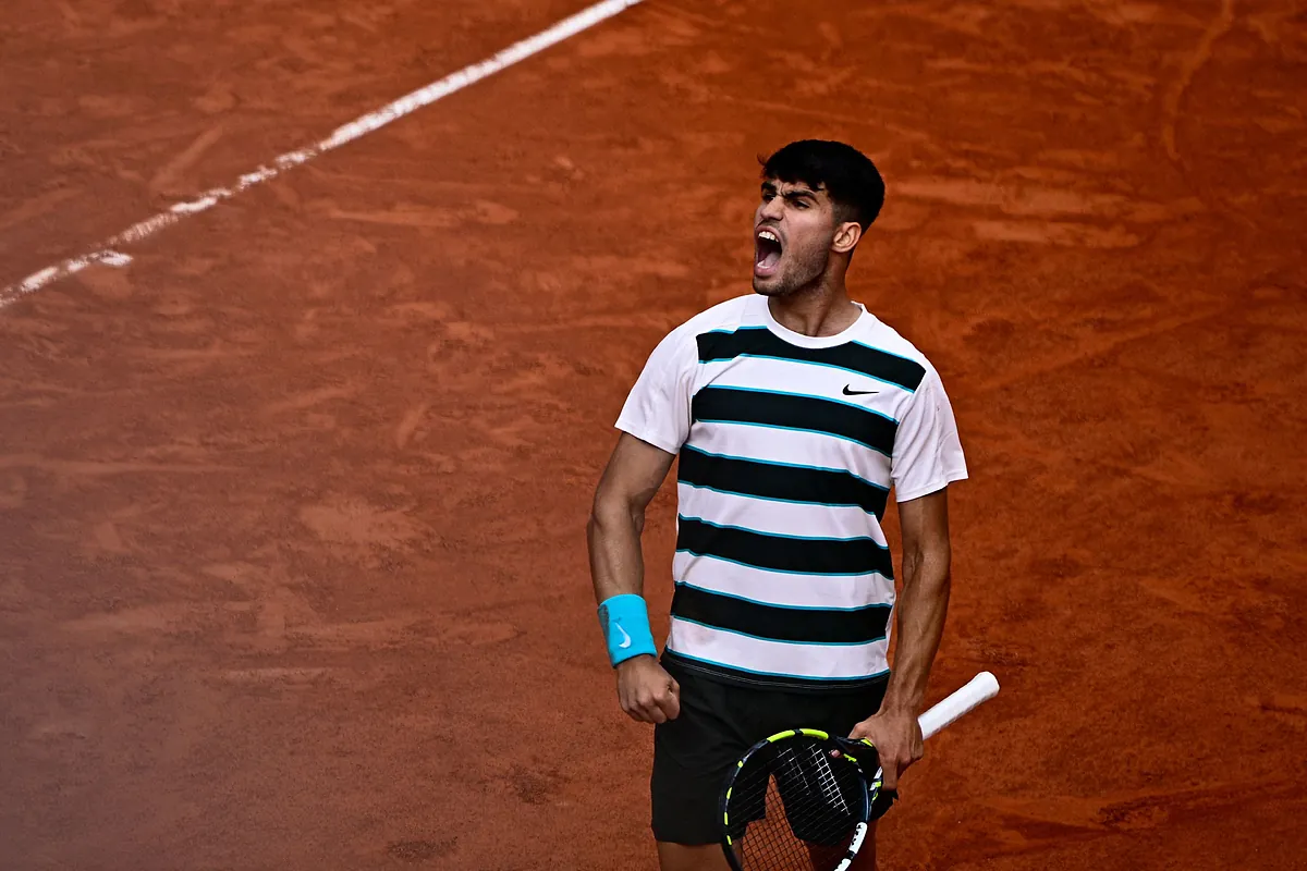 Carlos Alcaraz avanza en Roland Garros tras una batalla épica