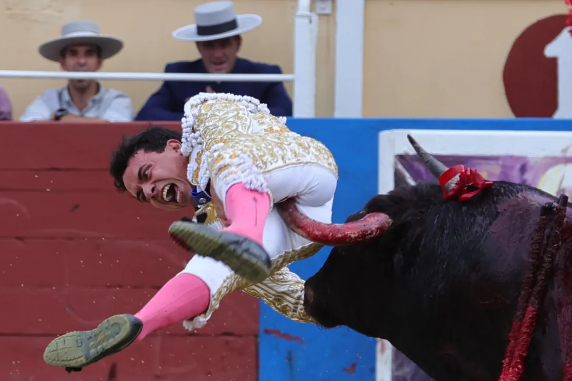 Juan de Castilla pasa la noche en la UCI tras sufrir en Bayona una de las cornadas más graves de la temporada