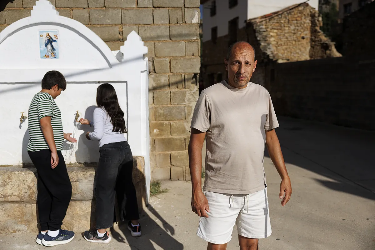 El símbolo de la tragedia de la dana: Sofía y Bajix, sin madre y sin hermana, sólo el abuelo se quiso hacer cargo en una aldea remota