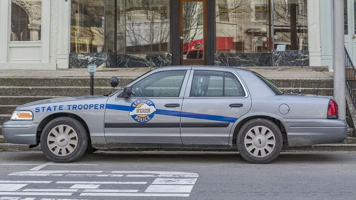 İki ölü, suçun yazarına ek olarak, bir havaalanında ve bir Kentucky kilisesinde bir ateşte