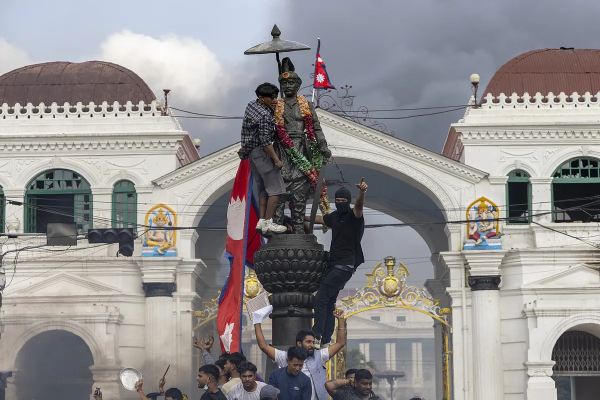 La Generación Z de Nepal sacude el país en 48 horas: 19 muertos, dimisión del primer ministro y arde el Parlamento