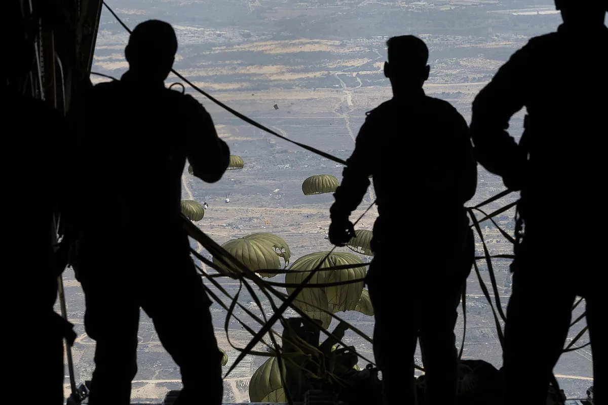 EL MUNDO, a bordo del puente aéreo de ayuda sobre Gaza: "No es ayuda real, sólo son fotos que engañan"