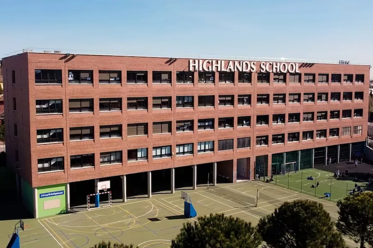 Highlands Koleji'nde Cinsel İstismar Yargısı: İncelenen öğretmenler ve eski yönetmen, gerçekleri bilmeyi inkar ediyor