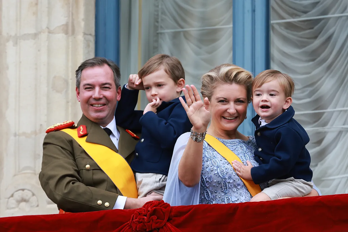 Guillermo y Estefanía, de 'patitos feos' de la realeza a cisnes reinantes en Luxemburgo