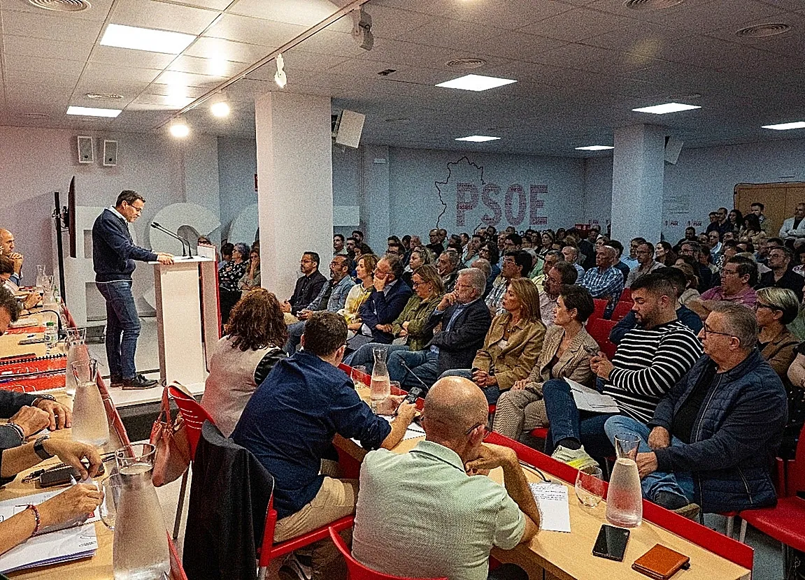 Críticos de Gallardo intentaron forzar en el Comité Extraordinario su renuncia como candidato del PSOE