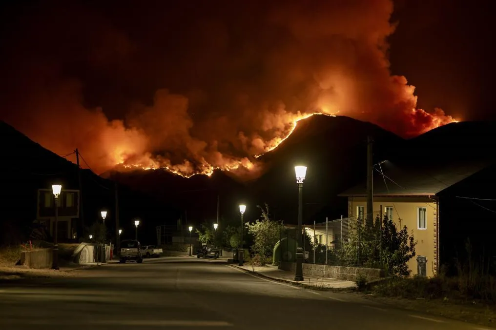 El mes infernal en que Galicia luchó contra una ola de fuego  nunca vista :  Más que la adrenalina les movía el dolor 