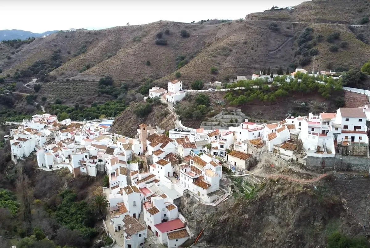 Zoco árabe, mercadillo artesanal y carrera de cintas: el pueblo de 200 habitantes de Málaga que celebra su festival andalusí