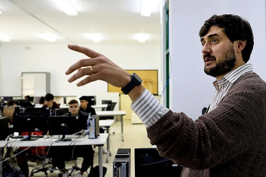 Los profesores españoles son más mayores, tienen más carga burocrática y son de los que más sufren la falta de disciplina de sus alumnos