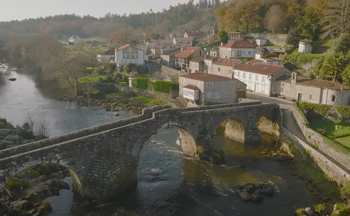 El pueblo más infravalorado de Galicia que deberías conocer: hórreos, un puente de piedra y naturaleza en estado puro