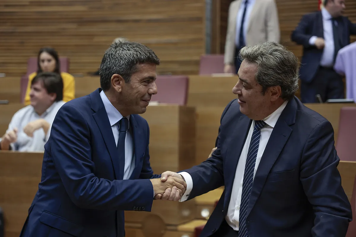 El PP y Vox pactan diferenciar en las estadísticas entre población nacional y migrante y acaban con la comisión LGTBI en las Cortes Valencianas
