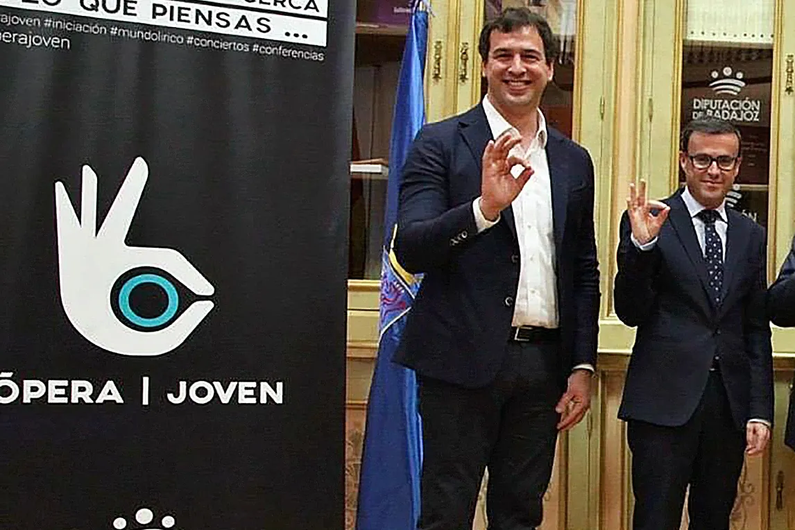 El enchufe del hermanísimo amenaza ya el futuro político del líder extremeño: los críticos ven  un pato cojo  para las elecciones