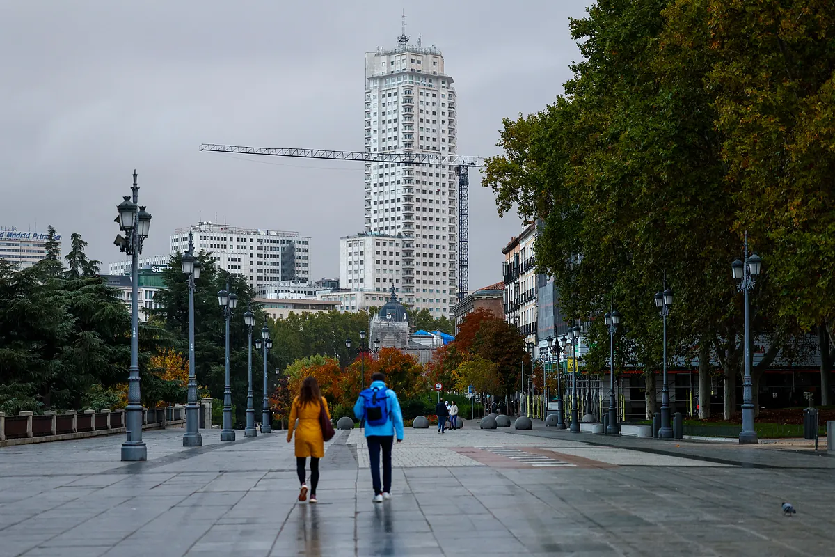 Alerta por lluvias: viento, tormentas y olas activan hoy los avisos en 28 provincias, entre ellas Madrid