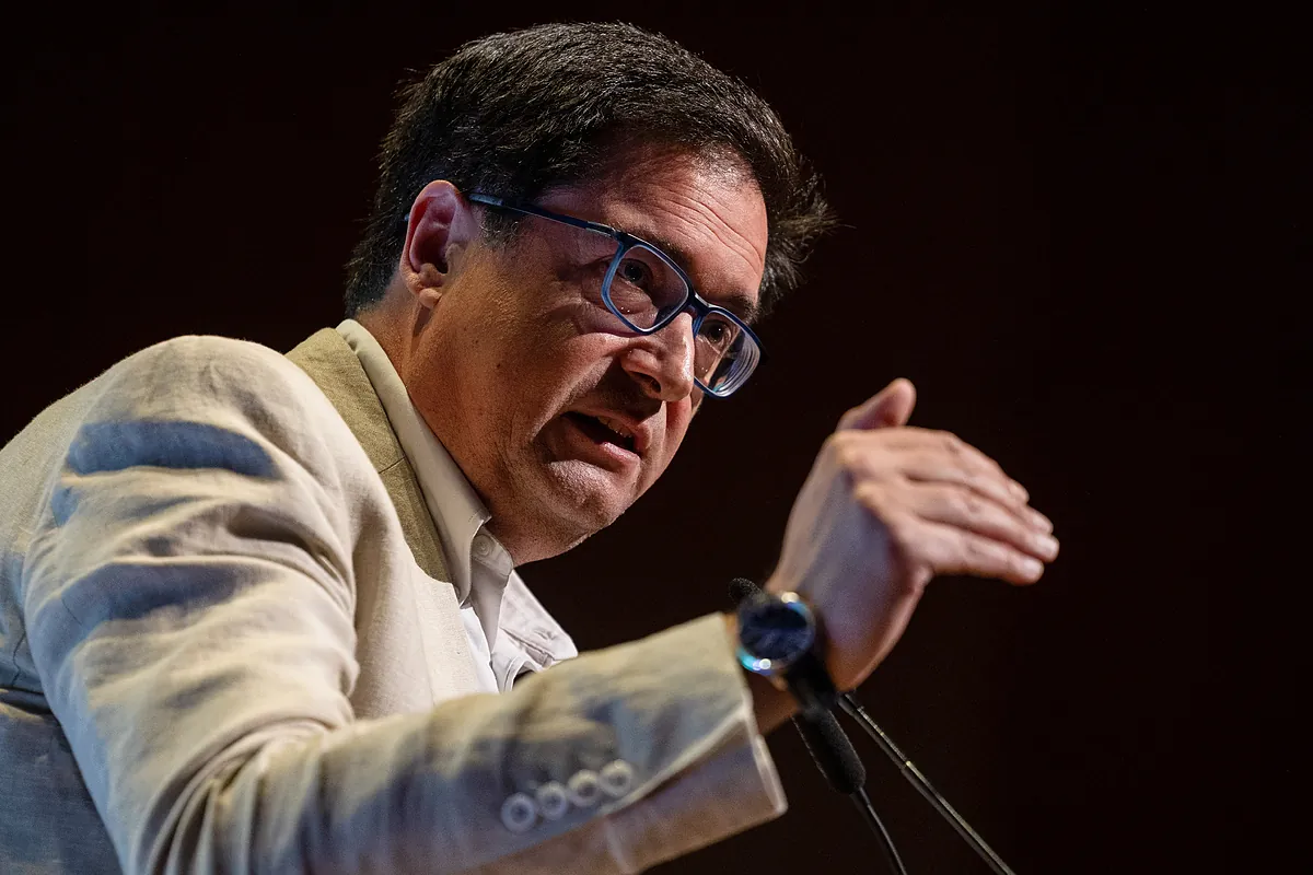 Sistem karşıtı bir grup Scar Lpez'in bir eylemine girer ve sendikaları artırır: Bakan onu Cantabria'daki PSOE merkezinin olayına bağlar