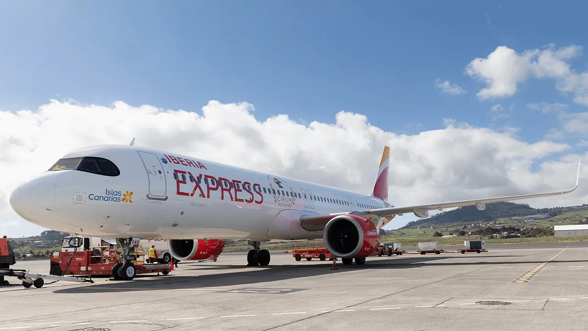 Iberia Express refuerza con más plazas en Canarias tras el golpe de Ryanair: 30.000 asientos más en una de las zonas más afectadas