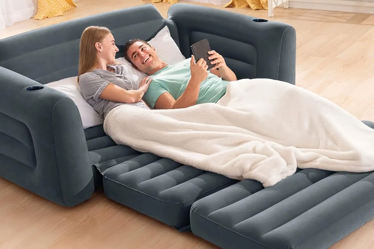 Este sofá cama hinchable de Intex cuesta 69 euros en Amazon y sirve para invitados, siestas y escapadas
