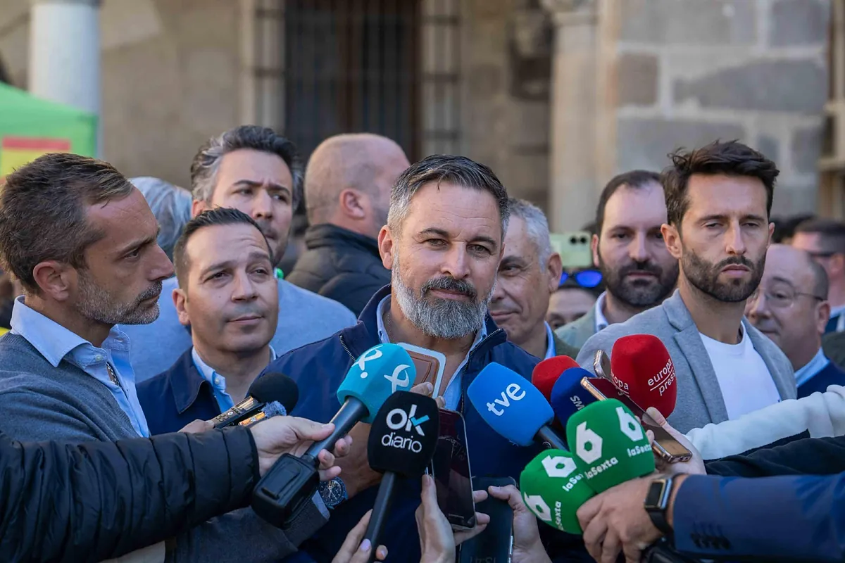 Abascal critica la decisión de Feijóo sobre la salida de Mazón: No nos ha consultado y entrega un balón de oxígeno a Pedro Sánchez con esta dimisión