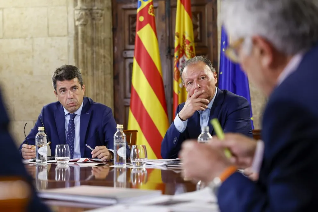 Los críticos con Carlos Mazón aprovechan el adelanto del congreso del PP para reactivar una  solución de transición 