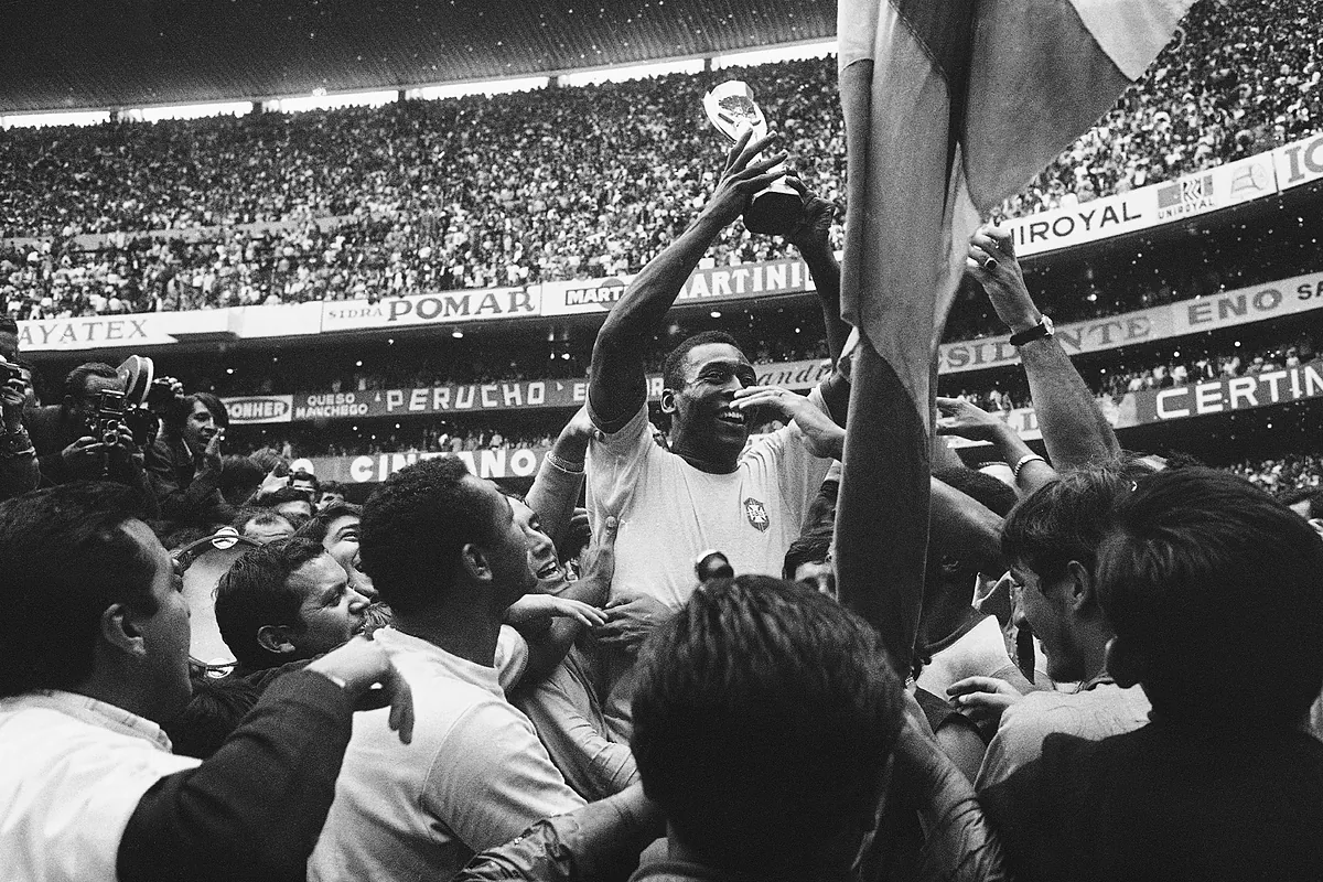 Las mil y una aventuras de la Copa Jules Rimet, el primer trofeo de los Mundiales: escondida de los nazis en una caja de zapatos, recuperada por un perro en Londres y fundida por un argentino en Río de Janeiro