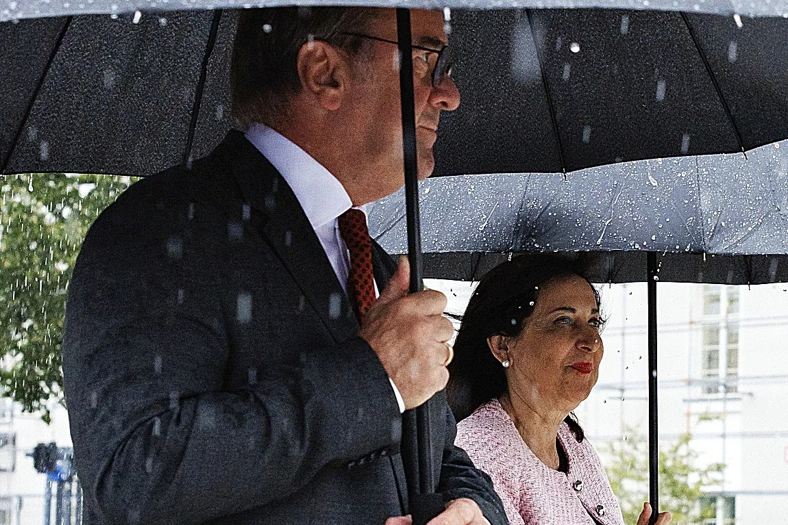 España es el tercer país que más militares pierde de los 10 grandes pero el Gobierno mantendrá su  modelo 