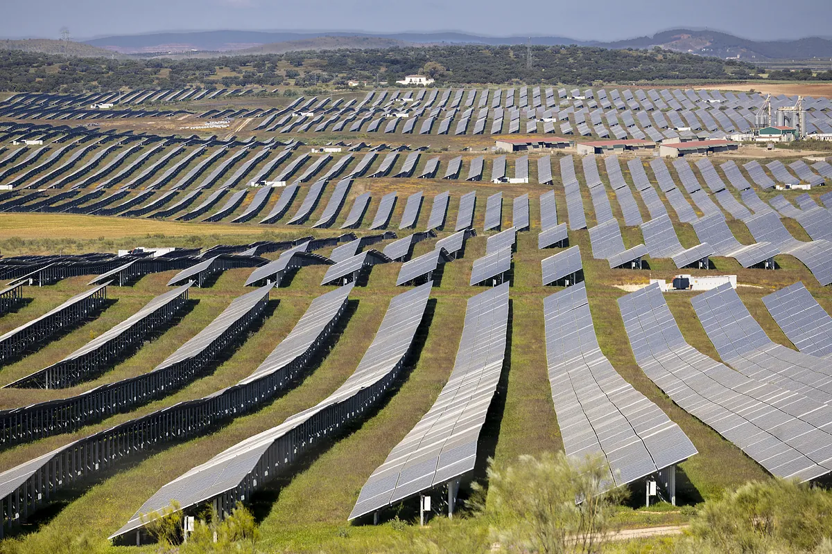 La fotovoltaica continúa su ascenso, pero el crecimiento del autoconsumo se desploma en España