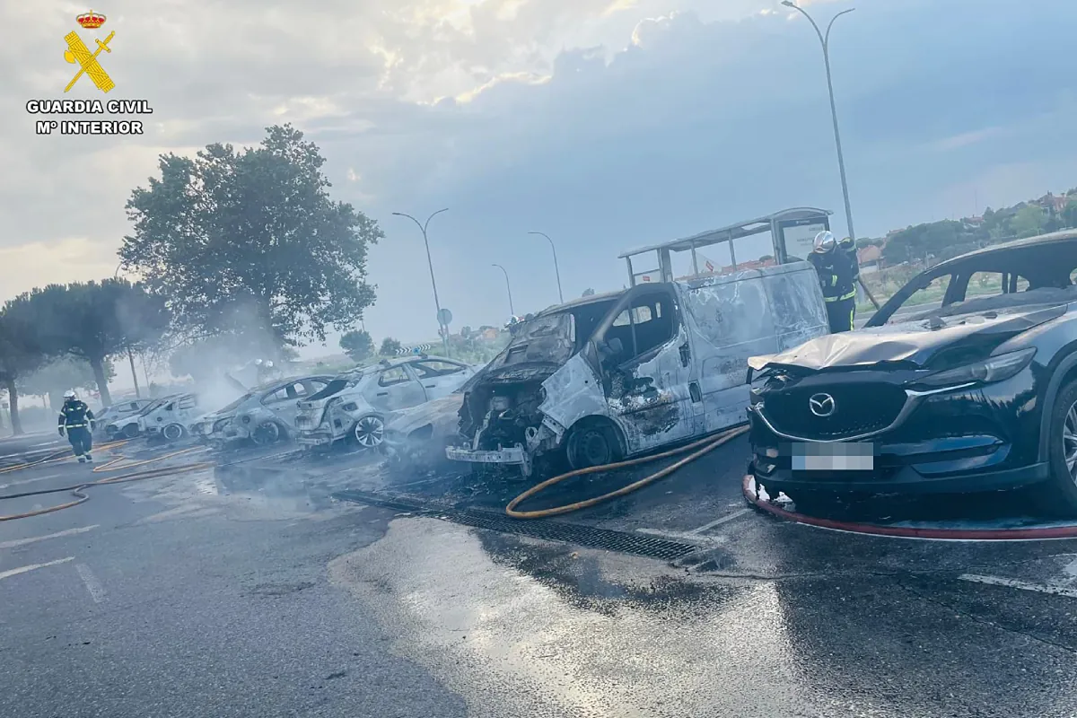 Dos detenidos por el incendio que afectó a 11 coches en el aparcamiento del centro comercial Xanadú