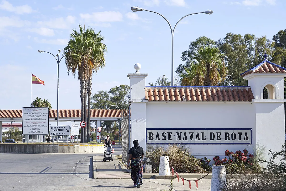Más de un millar de trabajadores de las bases de EEUU en Rota y Morón se quedan sin cobrar por el bloqueo presupuestario: "Tenemos una hipoteca que pagar"