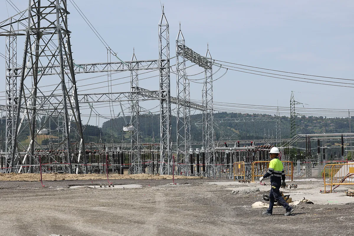 El precio de la electricidad se dispara un 8% desde el apagón y restará una décima al crecimiento del PIB en 2025 y 2026