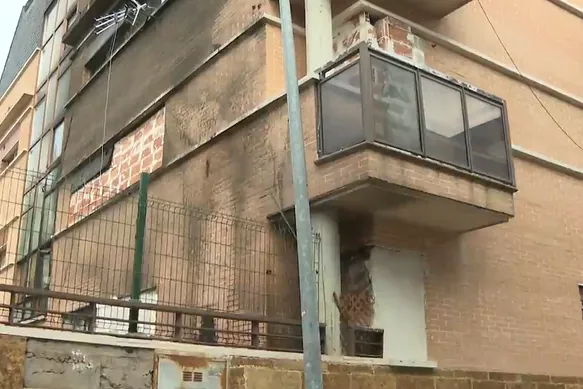 Desalojado un edificio okupado en Villalba por riesgo sanitario: escaleras en ruinas, peligro eléctrico y toneladas de basura acumuladas