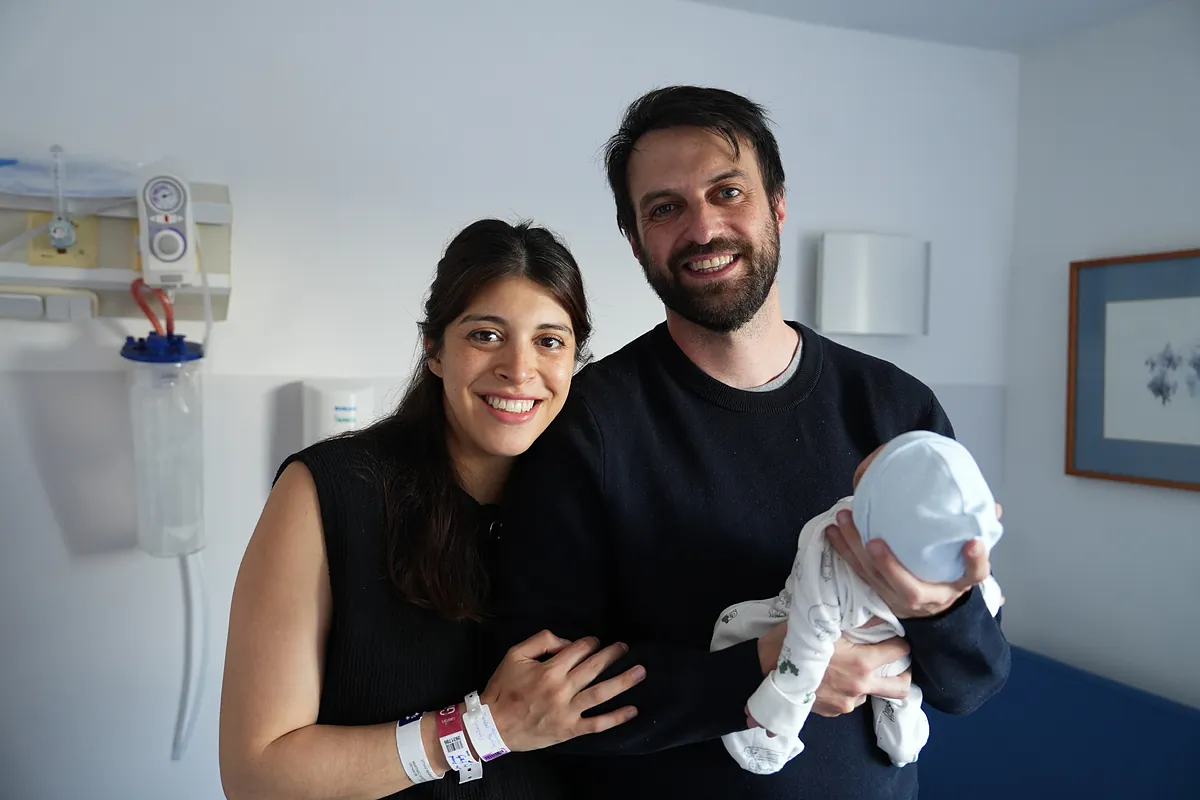 Nicolás, el 'bebé milagro' de 3,2 kg. del apagón que nació con la iluminación de una ventana: "Estábamos en penumbra, para dar a luz no se necesitan grandes luces"
