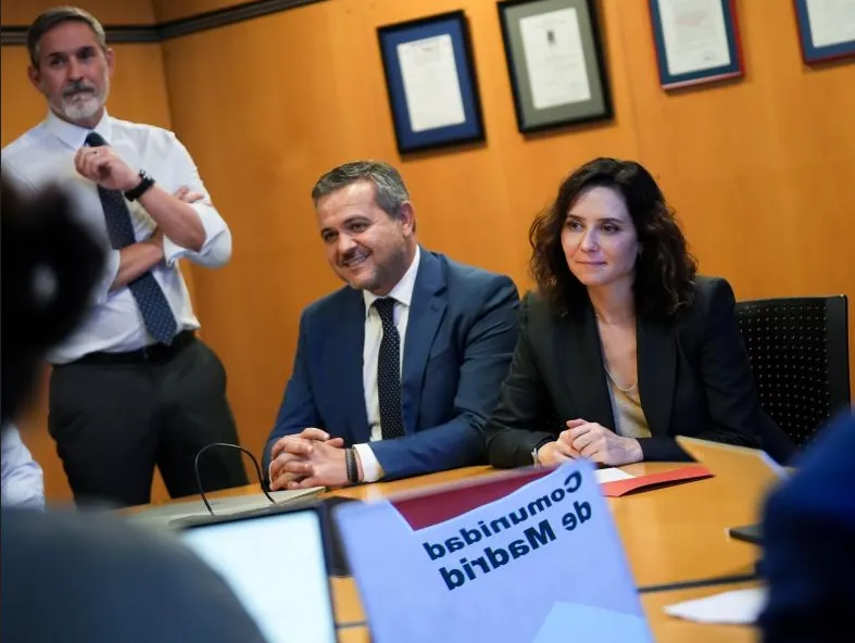 El consejero madrileño de Transportes, Jorge Rodrigo, anuncia que padece cáncer y que deja provisionalmente el cargo