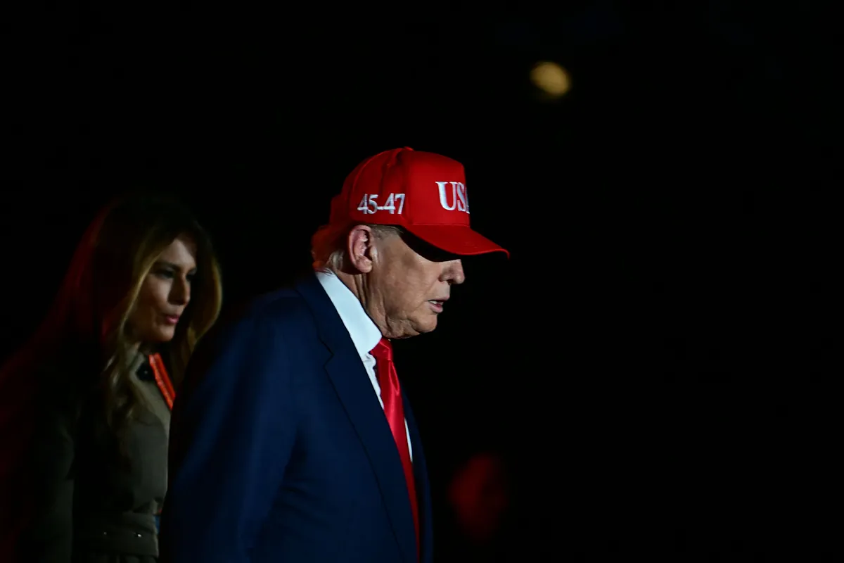 Trump limita las admisiones de refugiados a 7.500 al año, priorizando a sudafricanos blancos