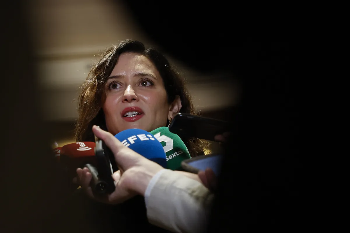 Ayuso reducirá las horas lectivas de los profesores e incorporará 850 nuevos docentes antes de 2027