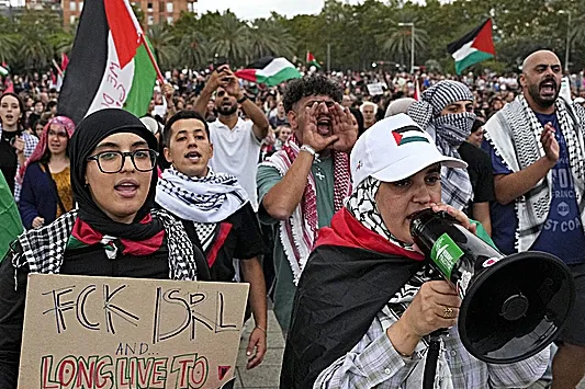 Podemos agita la "rabia en las calles" para arrebatar la bandera de Palestina a Sánchez