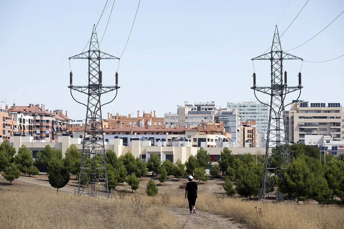 El Gobierno mantiene bloqueada capacidad suficiente para conectar otra España entera en pleno colapso eléctrico