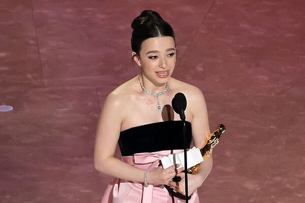 Mickey Madison con el Oscar a mejor actriz.