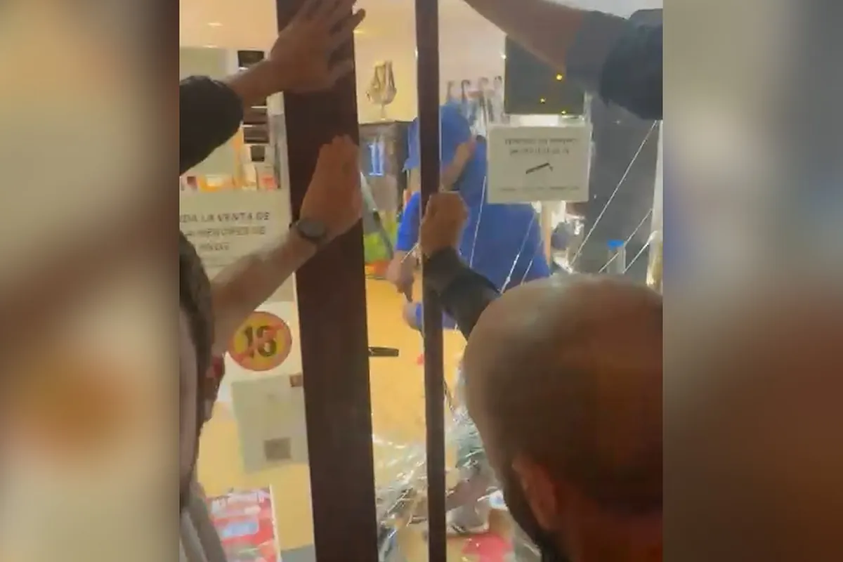 La heroicidad de dos vecinos encerrando a un atracador armado en una tienda de Fuenlabrada